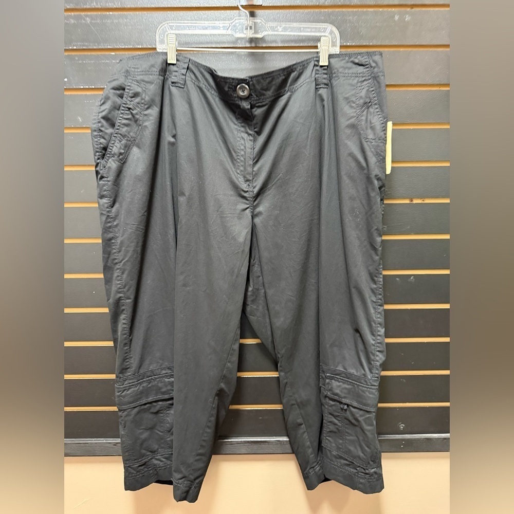 Make + Model Black Cotton Cargo Capri Pants NWT Size 24